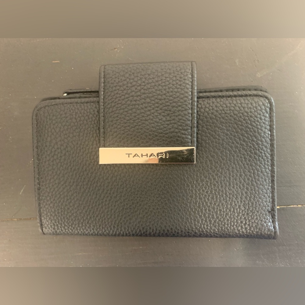 Tahari wallet